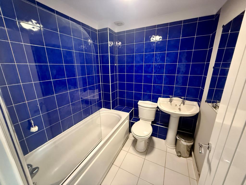 Lot: 156 - WELL PRESENTED FIRST FLOOR FLAT - Bathroom with WC